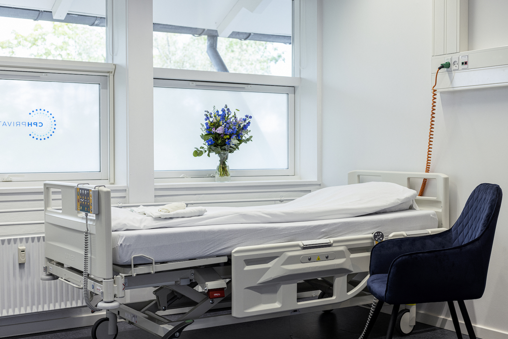 Lyst og moderne behandlingsrom med medisinsk utstyr hos CPH Privathospital i København